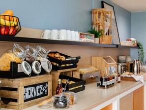 Se ofrece un desayuno bufé todos los días (por un coste adicional)
