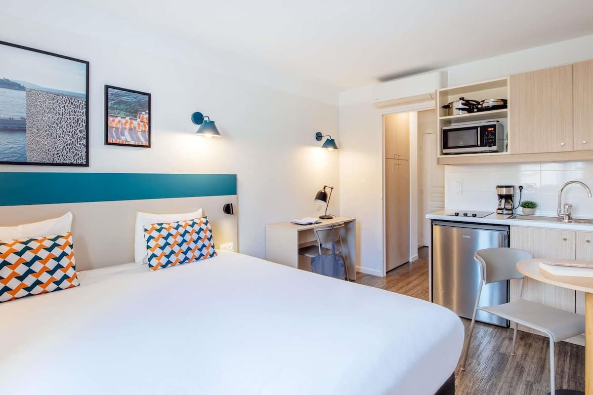 Studio, 1 Double Bed | In-room safe, desk, blackout curtains, soundproofing