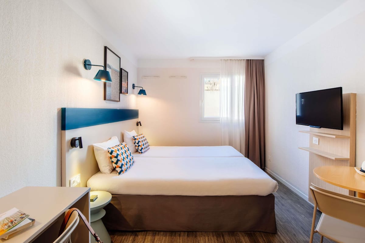 Studio, 2 Single Beds | In-room safe, individually furnished, desk, blackout curtains