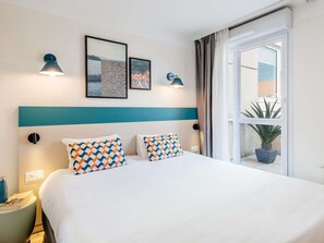 Apartemen, 1 kamar tidur, balkon | Brankas, dilengkapi dengan perabotan berbeda-beda, dan meja kerja
