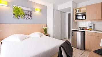 Studio, 1 tweepersoonsbed, balkon | 1 slaapkamer, een kluis op de kamer, een bureau, geluiddichte muren