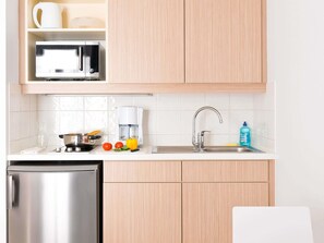 Estudio, 1 cama doble | Caja fuerte, escritorio, sistema de insonorización