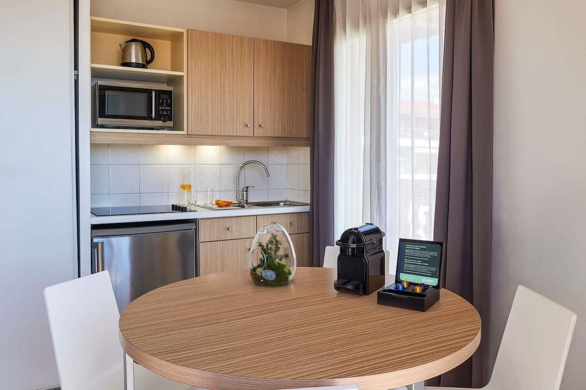 1 habitación, caja de seguridad en la habitación y escritorio