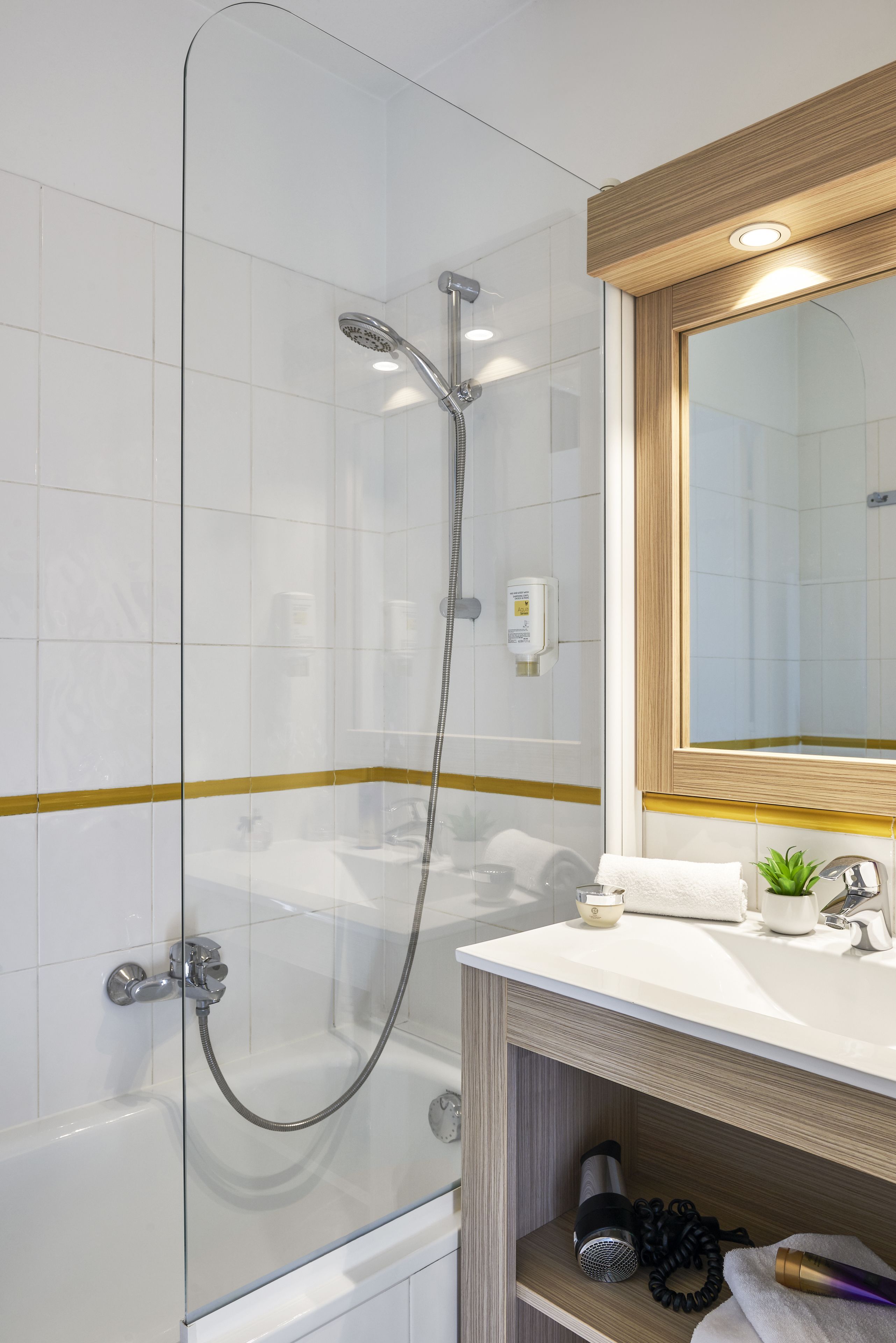 Appartement Supérieur, 1 chambre, balcon | Salle de bain | Articles de toilette écologiques, sèche-cheveux