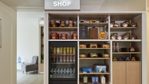 A self-service shop with snacks, beverages, and condiments. - Aparthotel Adagio Access Nice Magnan (Nice)