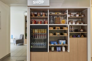 A self-service shop with snacks, beverages, and condiments. - Aparthotel Adagio Access Nice Magnan (Nice)