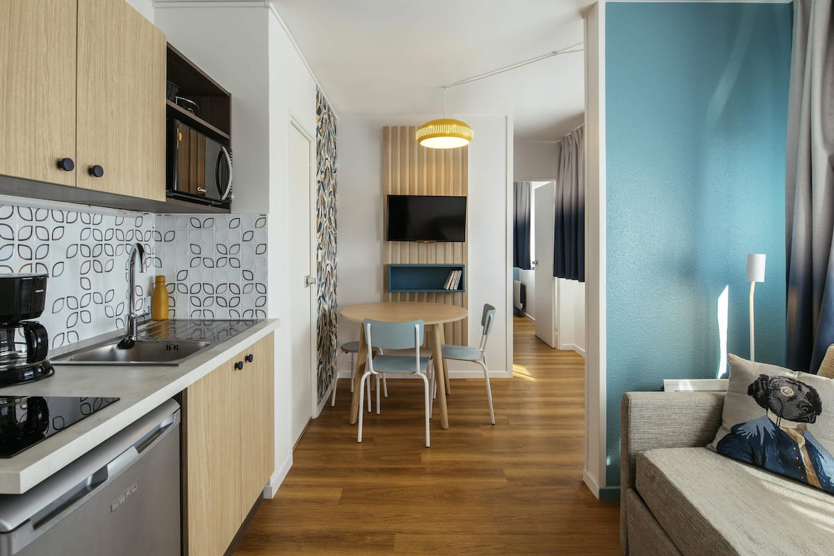 Studio, flere senger | Safe på rommet, skrivebord, strykejern/-brett og barnesenger (inkludert)