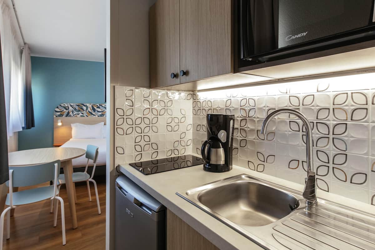 Studio, 1 Double Bed | In-room safe, desk, iron/ironing board, free cribs/infant beds