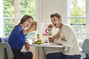 Petit déjeuner continental (15 EUR par personne)