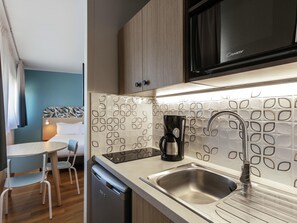 Studio, 1 Double Bed | In-room safe, desk, iron/ironing board, free cribs/infant beds