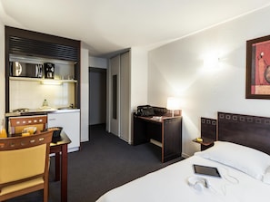 Studio, 1 Double Bed | 1 bedroom, desk, blackout drapes, soundproofing