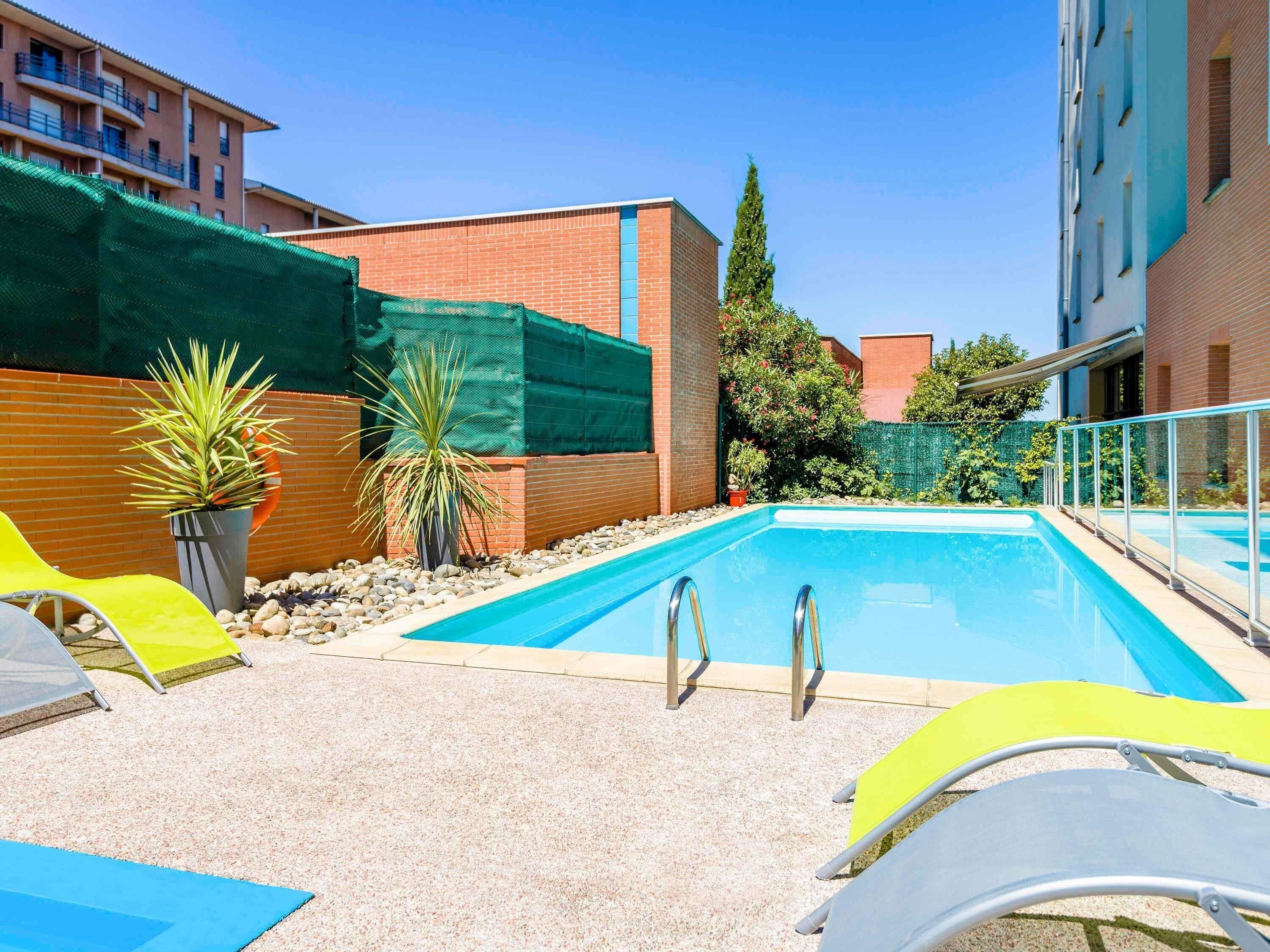 Outdoor pool, open 9:00 AM to 9:00 PM, sun loungers