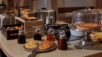 Daily continental breakfast (EUR 15 per person)