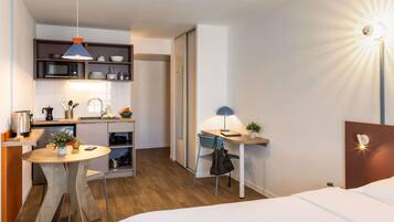 Comfort-studio | Työpöytä, pimennysverhot, äänieristys, ilmaiset vauvansängyt