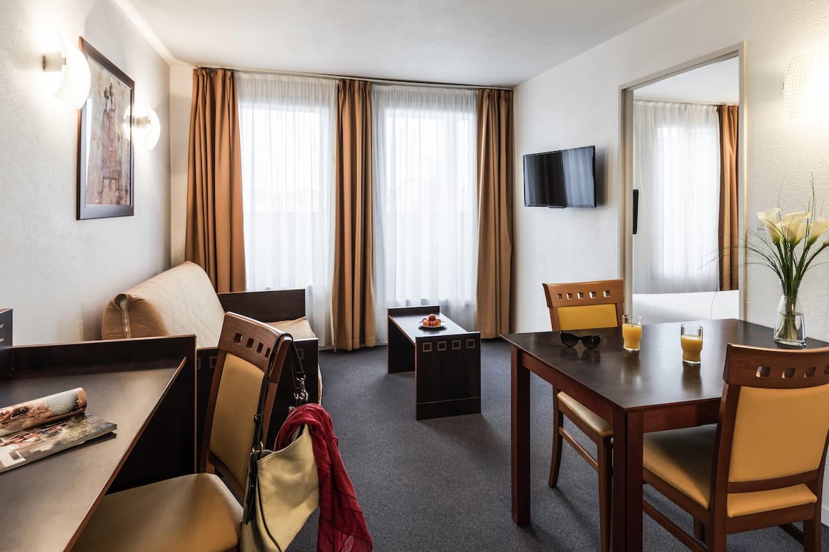 LÀgenhet - 1 sovrum | 1 sovrum, skrivbord, mörklÀggningsgardiner och ljudisolering