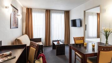 Apartment, 1 Bedroom | Meja, langsir/tirai gelap terus, kalis bunyi, katil bayi/kot (percuma)