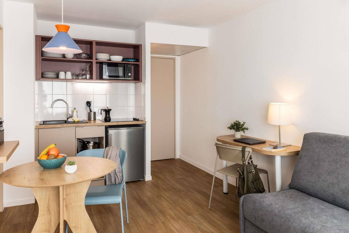 Apartemen, 1 kamar tidur | Meja kerja, tirai kedap cahaya, dan kedap suara
