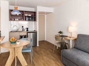 Desk, blackout drapes, soundproofing, free cribs/infant beds - Aparthotel Adagio Access Toulouse Jolimont (Toulouse)