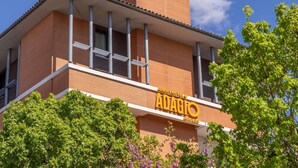 Un edificio con un letrero llamativo que dice 'Adagio Access'.