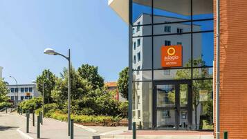 Daily continental breakfast (EUR 14 per person)