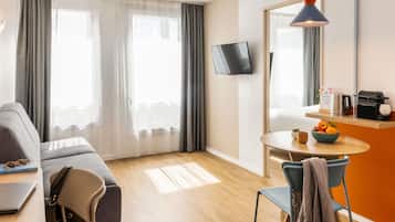 Apartemen, 1 kamar tidur | Meja kerja, tirai kedap cahaya, dan kedap suara