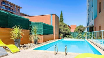 Una piscina al aire libre (de 09:00 a 21:00), tumbonas