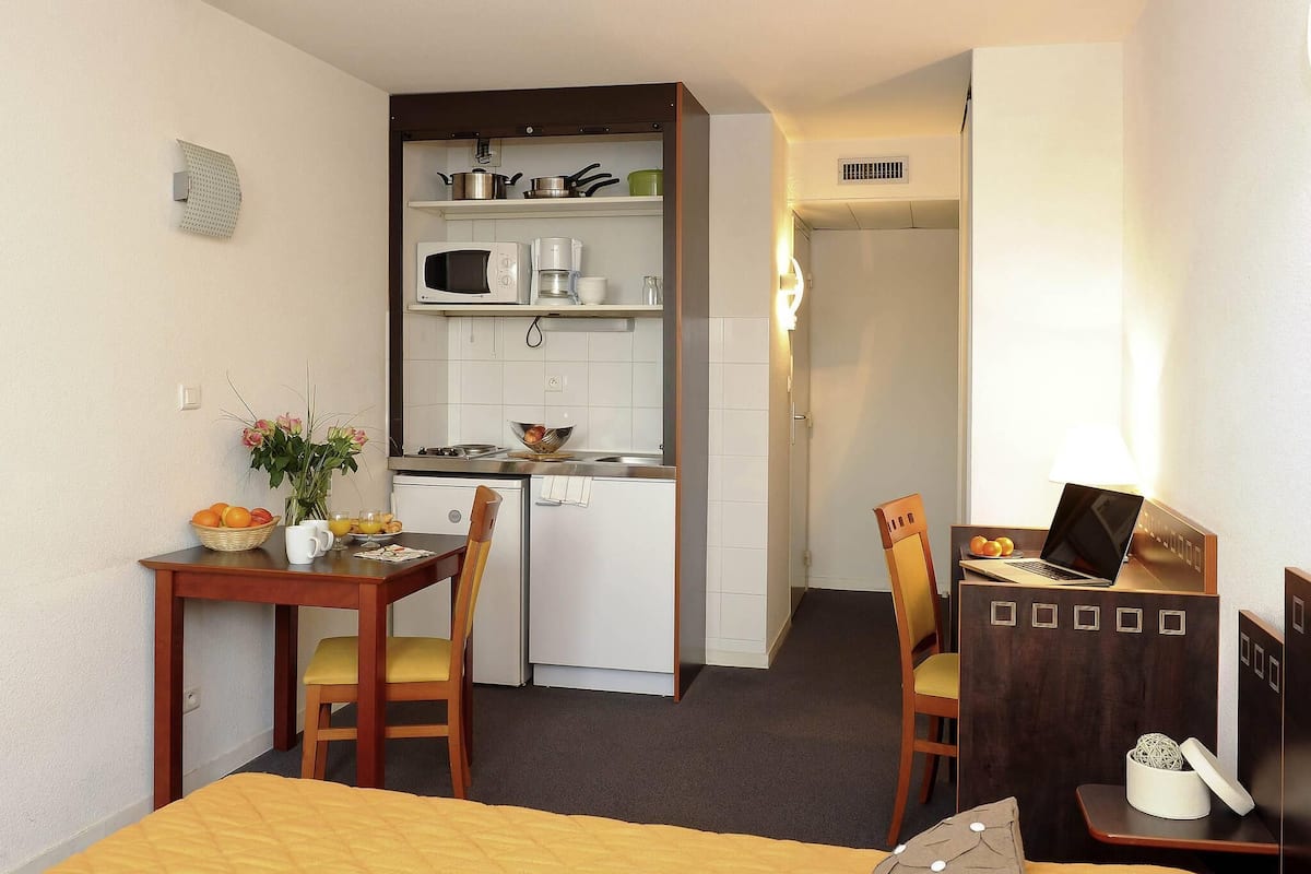 Studio, 1 Double Bed | 1 bedroom, desk, blackout drapes, soundproofing