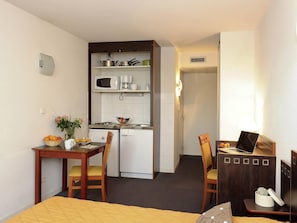 1 habitación, escritorio, cortinas blackout y sistema de insonorización