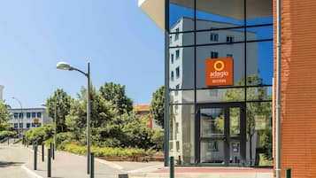 Daily continental breakfast (EUR 14 per person)