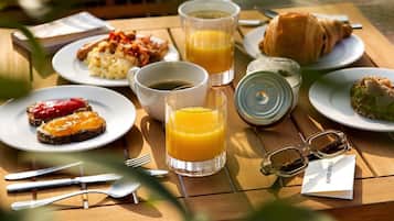 Desayuno buffet diario (EUR 19 por persona)