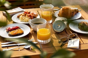 Petit déjeuner buffet (19 EUR par personne)