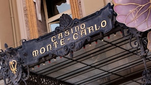 Placa de entrada ornamentada do Cassino de Monte Carlo.