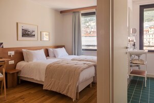 Escritorio, cortinas blackout y sistema de insonorización 