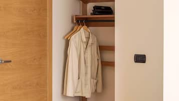 Escritorio, cortinas blackout y sistema de insonorizaciĂłn