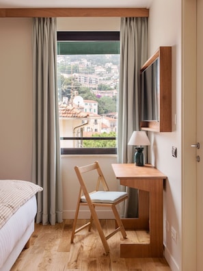 1 chambre, bureau, rideaux occultants, chambres insonorisées