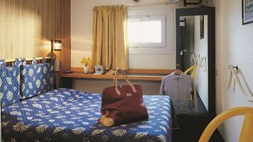 Een bureau, een strijkplank/strijkijzer