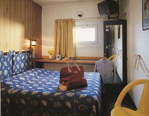 Escritorio y tabla de planchar con plancha