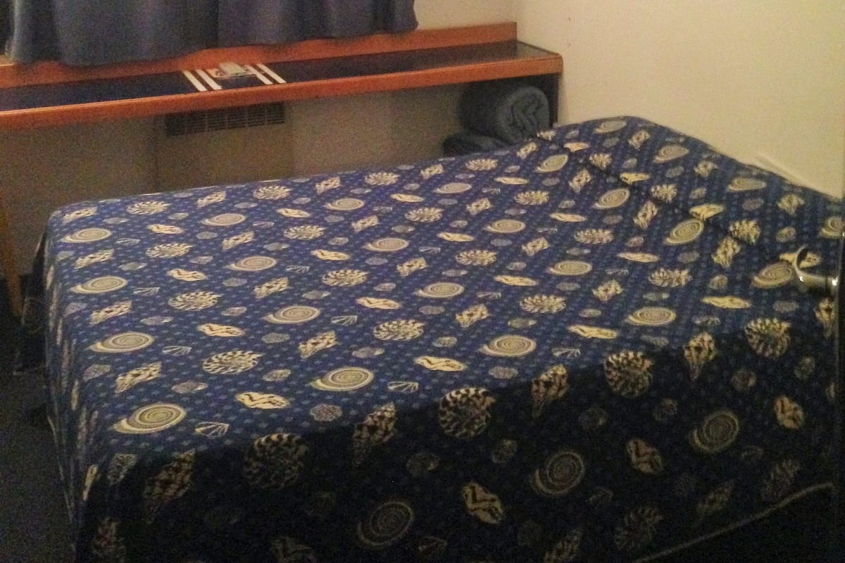 Escritorio y tabla de planchar con plancha