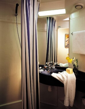 Shower, free toiletries, towels - Stars Lyon Bron (Bron)