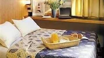 Kamar Double | Meja kerja dan setrika/meja setrika
