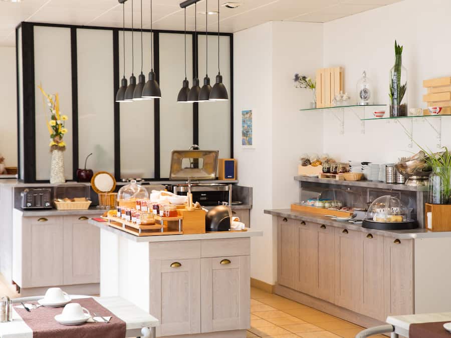 Tägliches Frühstücksbuffet (12.50 EUR pro Person)