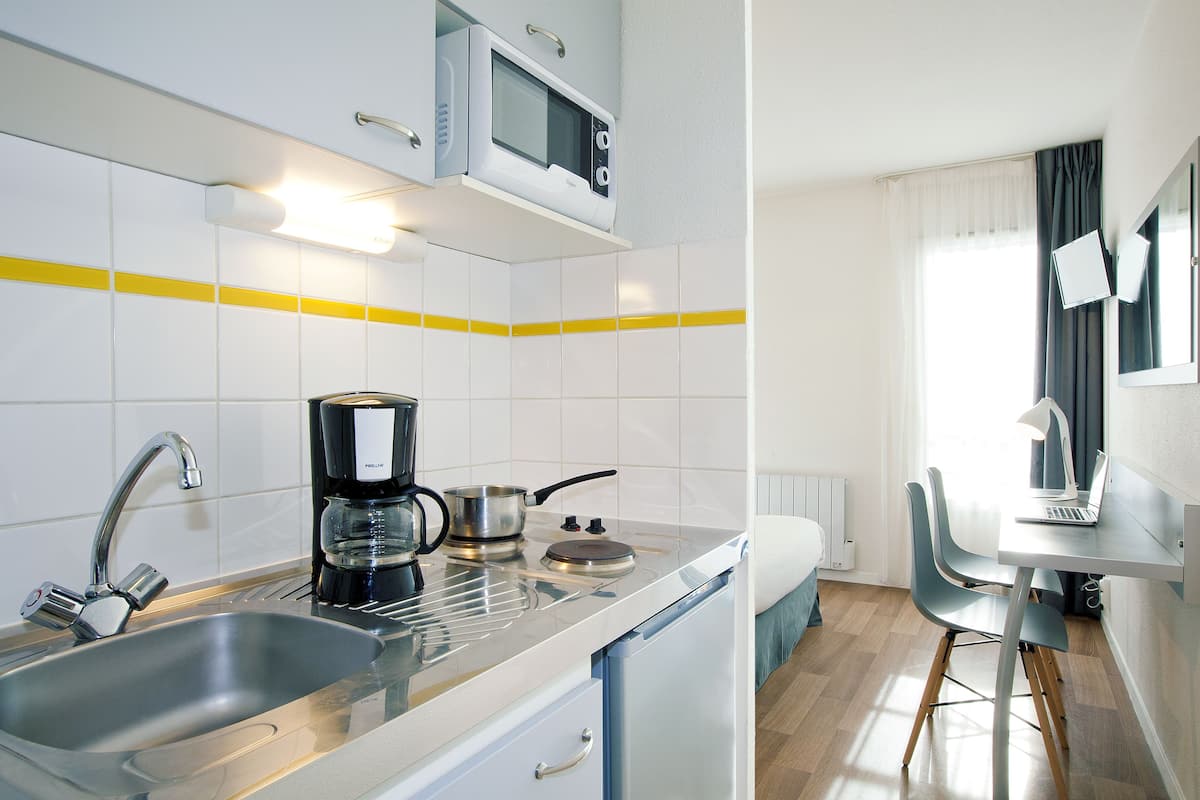 Escritorio, insonorización, tabla de planchar con plancha y wifi gratis