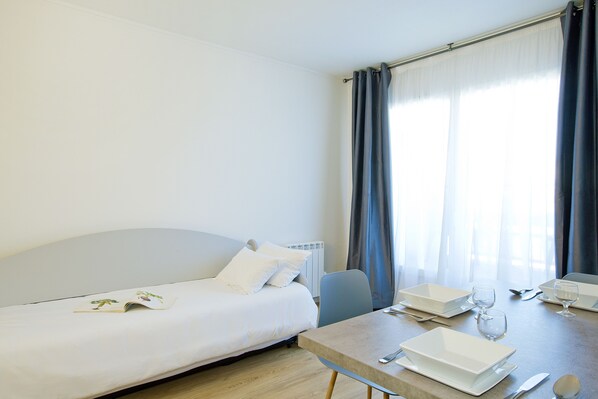 Desk, soundproofing, iron/ironing board, free WiFi