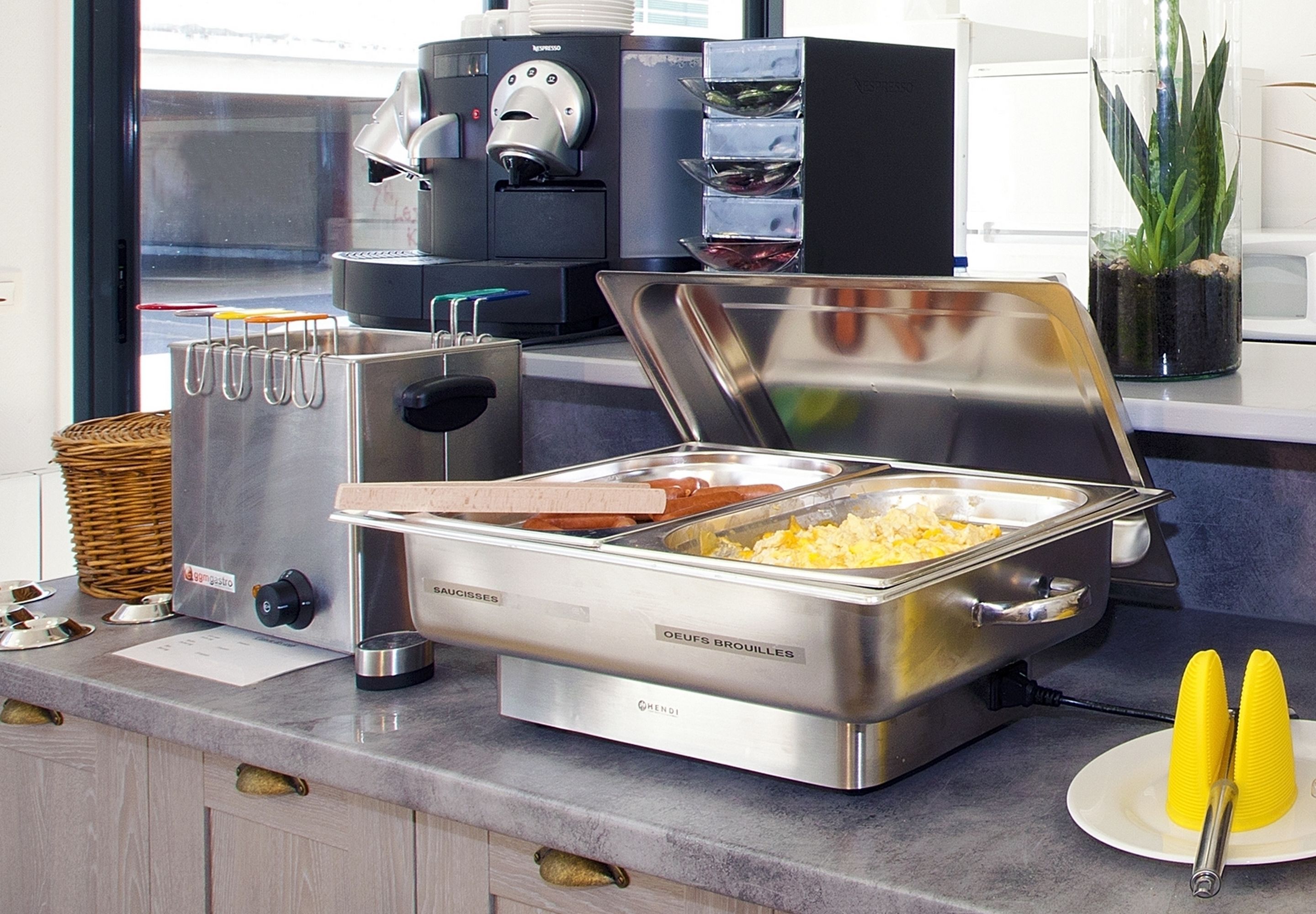 Un buffet avec une machine à café, un grille-pain et un bar à salades.
