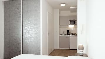 Studio, 2 Twin Beds | Desk, soundproofing, iron/ironing board, free WiFi