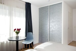 Schreibtisch, schallisolierte Zimmer, Bügeleisen/Bügelbrett