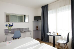 Studio, 2 enkeltsenger | Skrivebord, lydisolert, strykejern/-brett og wi-fi (inkludert)