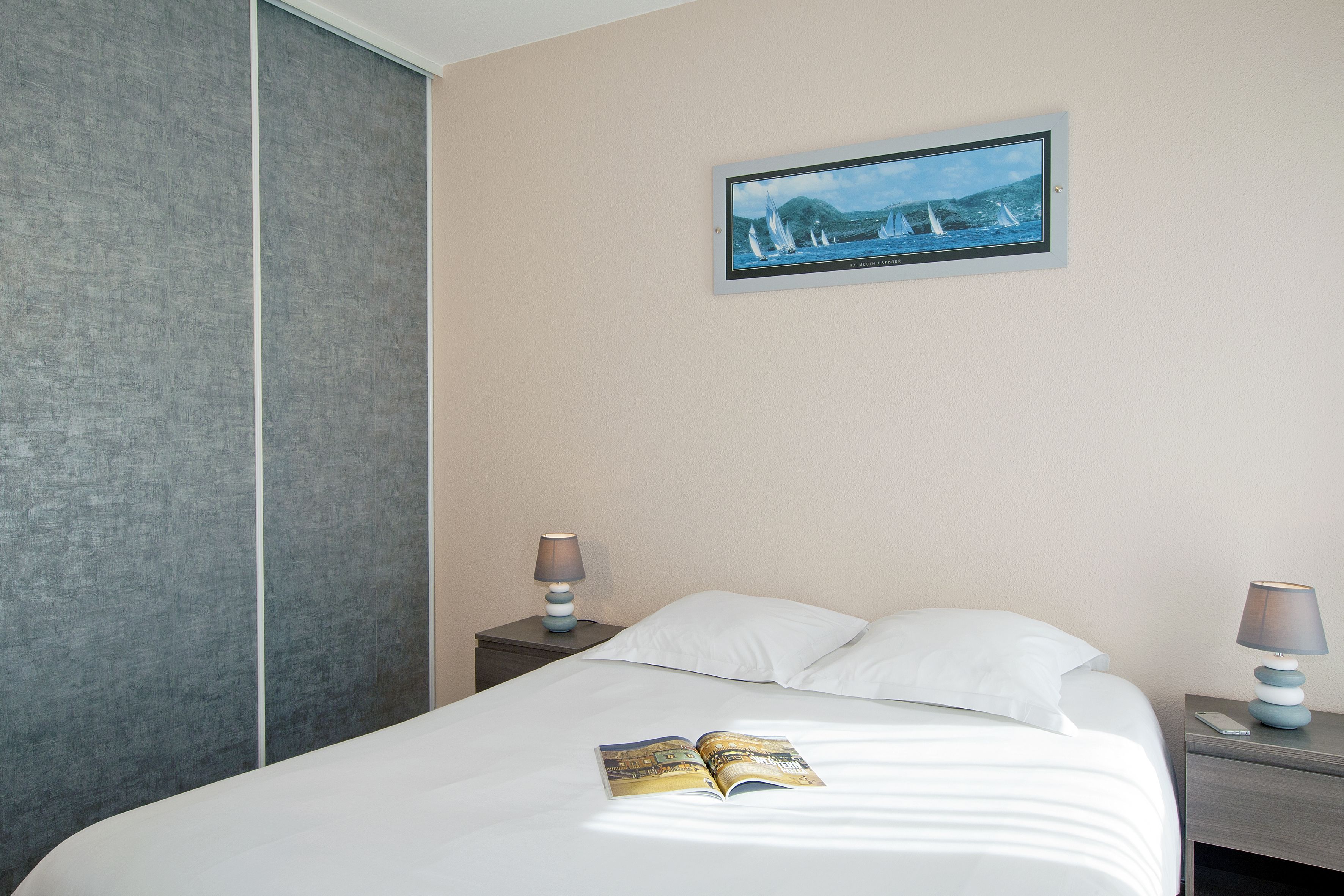 Escritorio, insonorización, tabla de planchar con plancha y wifi gratis 