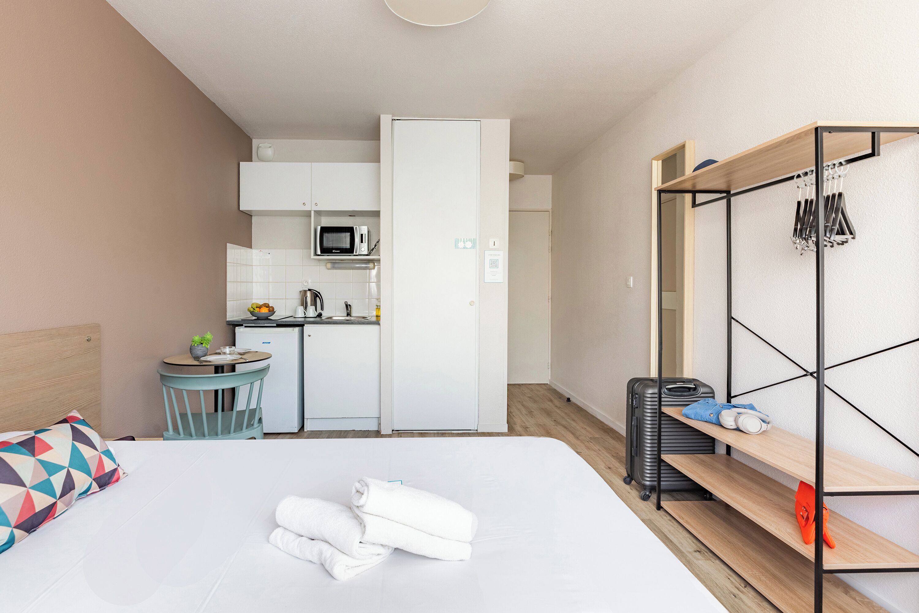 Studio Double | Cuisine privée | Réfrigérateur, micro-ondes, plaque de cuisson, bouilloire électrique