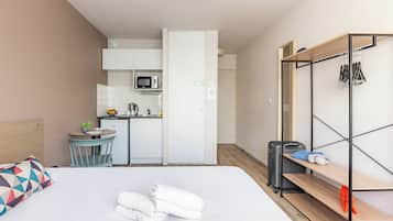 Studio Double | Cuisine privée | Réfrigérateur, micro-ondes, plaque de cuisson, bouilloire électrique